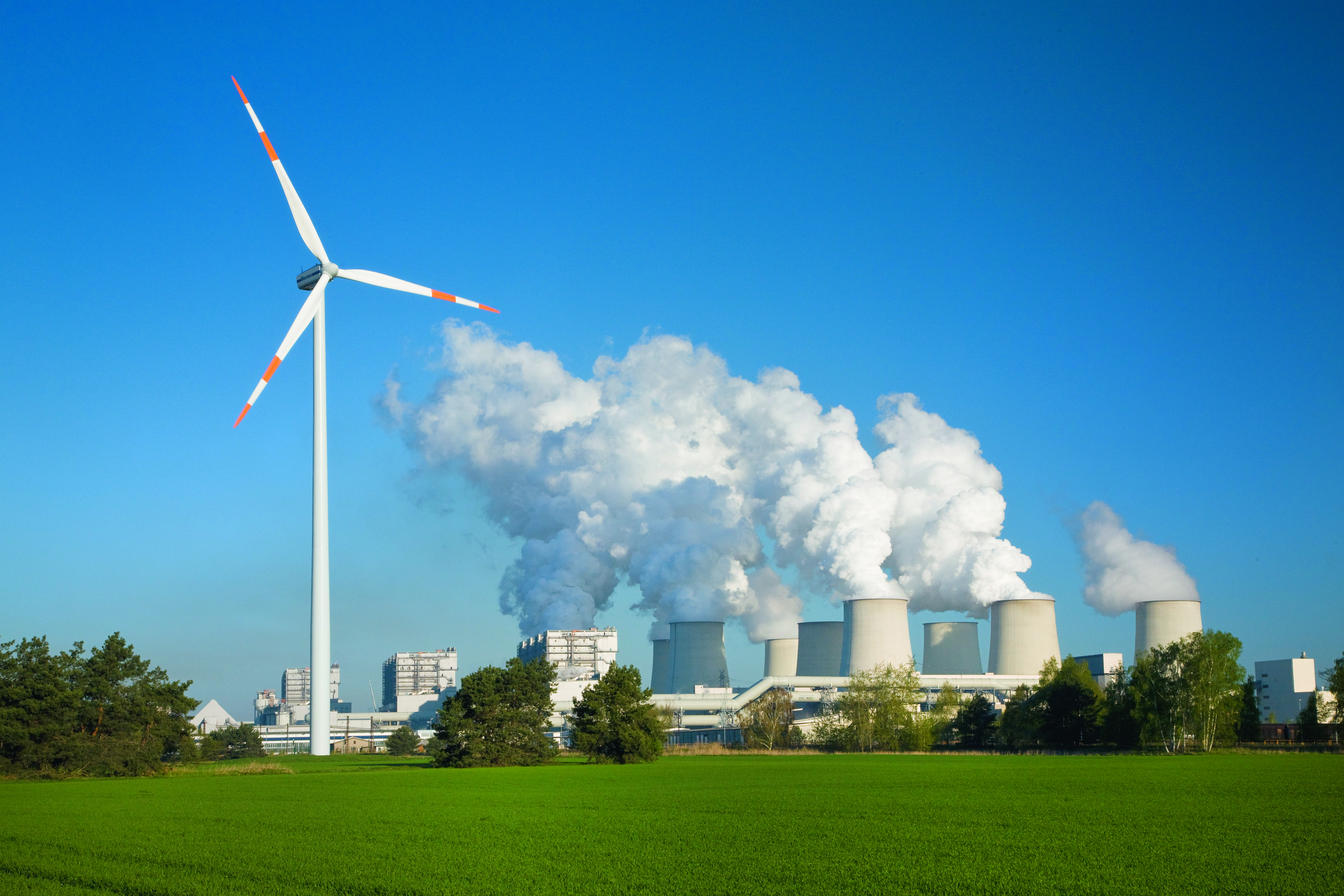 DEU/Brandenburg/Peitz (Copyright © Rainer Weisflog +49171/6254657) Das Energieunternehmen Vattenfall Europe will zunehmend erneuerbare Energietraeger anwenden. Vor allem beim Ausbau von Windenergie und Biomasse will sich Vattenfall mehr engagieren. So entstand in der Naehe vom Kraftwerk Jaenschwalde u.a. ein Testfeld fuer Windkraftanlagen. Mehrere Windraeder mit einer maximalen Leistung von 2,5 MW wurden bereits am Rand des Tagebaus Cottbus-Nord und auf Kippengelaende des Tagebaus Jaenschwalde aufgebaut. Weitere Standorte fuer Windenergieanlagen, vor allem fuer Offshore-Windkraftanlagen, werden gesucht. Die Windkraftanlagen haben eine Hoehe von 110 Metern, der Rotor einen Durchmesser von mehr als 90 Metern. Das aus den 80er Jahren stammende 3000 MW Braunkohlenkraftwerk Jaenschwalde (SPN) gehoert zum Energiekonzern Vattenfall und wurde 1992 bis 1995 mit einer Entschweflungsanlage und weiterer Umwelttechnik modernisiert. Nach Aussagen des Energiekonzerns sind seit 1990 die Ostdeutschen Braunkohlekraftwerke durch Stilllegung, Modernisierung und Neubau mit fast 30 Prozent an der CO2 Reduktion in Deutschland beteiligt. Bis 2050 hat sich Vattenfall hat sich das Ziel gesetzt bei der Stromerzeugung CO2-neutral zu produzieren. Allein das Kraftwerk Jaenschalde emittiert rund 25 Mio Tonnen CO2 im Jahr. (CREDIT/Copyright (c): Rainer Weisflog /Contakt: E-Mail: Foto@Weisflog.net ; Tel. +490355/824499; Weitere Infos auf: www.rainer-weisflog.de)